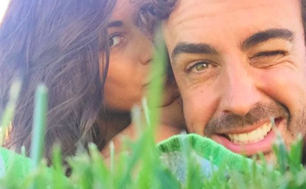 Fernando Alonso saca al romántico que lleva dentro con Linda Morselli