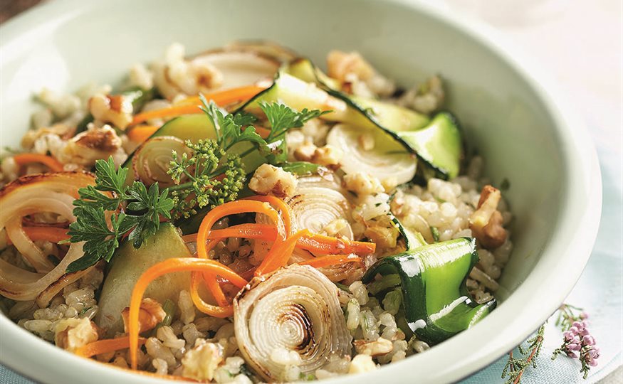 Verduras con arroz integral y nueces