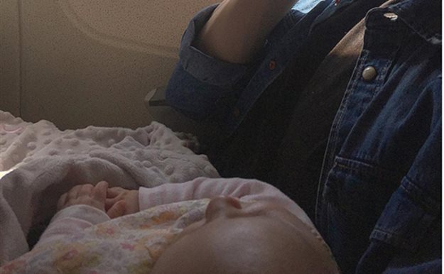 El primer viaje en avión de Manuela, la hija de Soraya
