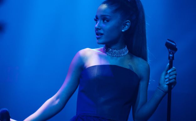 Ariana Grande, rota de dolor, se pronuncia tras el atentado en su concierto