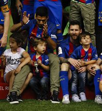Los jugadores del Barça celebran con sus hijos la victoria en la Copa