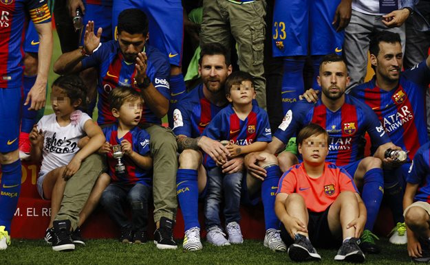 Los jugadores del Barça celebran con sus hijos la victoria en la Copa