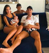 El posado de Cristiano Ronaldo con Georgina y sus tres hijos que no deja a nadie indiferente