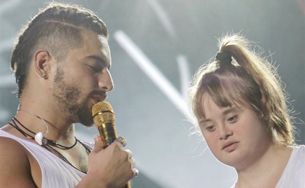 La emotiva sorpresa de Maluma a una fan en su último concierto