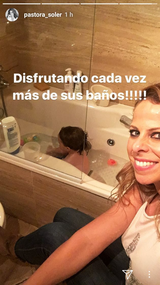 Pastora Soler baño niña