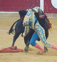 Cayetano Rivera sufre una grave cogida en la Feria de El Pilar