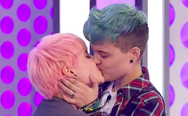'OT 2017' hace historia: El beso de Marina y su novio se convierte en icono de visibilidad