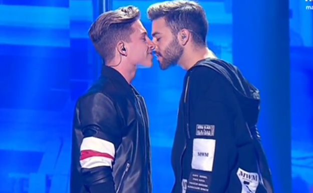 Agoney y Raoul enamoran (y de paso hacen historia) con su beso en OT 2017