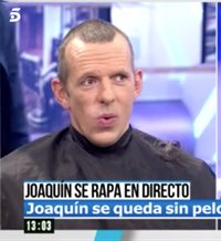 Joaquín Prat se rapa el pelo en directo: "soy todo orejas, nariz y boca"