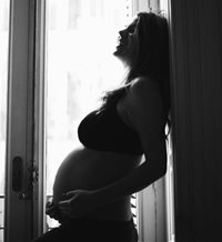 Laura Matamoros presume de tripita en la recta final de su embarazo