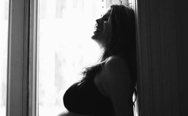 Laura Matamoros presume de tripita en la recta final de su embarazo