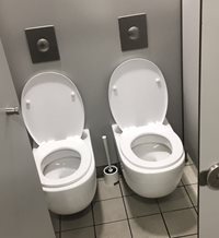 El famoso WC doble de Ikea Málaga que triunfa en Twitter