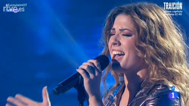 Miriam cantando en la gala de Eurovisión de Operación Triunfo