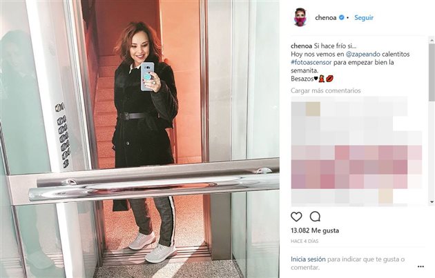 Chenoa haciéndose un selfie en su ascensor