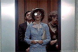 Jane Fonda saliendo de un ascensor
