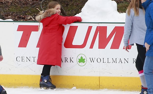 Harper Beckham aprende a patinar sobre hielo en Central Park