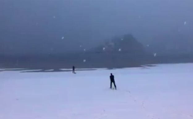 La imagen más curiosa de la nevada: esquiadores en la playa de San Sebastián