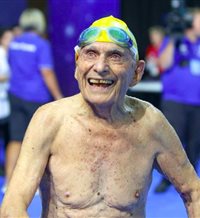 Un nadador de 99 años bate el récord mundial de los 50 metros libres