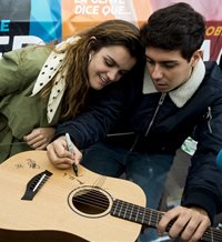 Amaia y Alfred firman discos (y guitarras) y visitan a Toñi Moreno