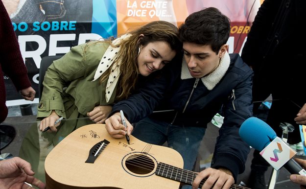 Amaia y Alfred firman discos (y guitarras) y visitan a Toñi Moreno