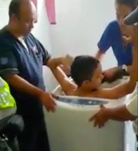 Un niño queda atrapado en una lavadora por intentar un reto viral