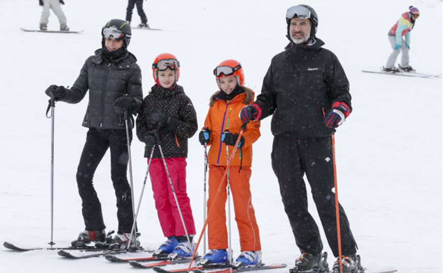 Famila real esquiando