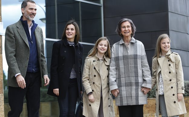 La imagen más esperada: doña Sofía, con sus nietas Leonor y Sofía