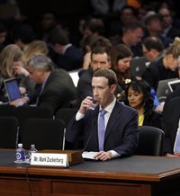 Los trucos de Mark Zuckerberg para parecer más alto y más 'humano' 
