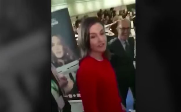 Una estudiante aborda a la reina Letizia para pedirle ser su bailaora
