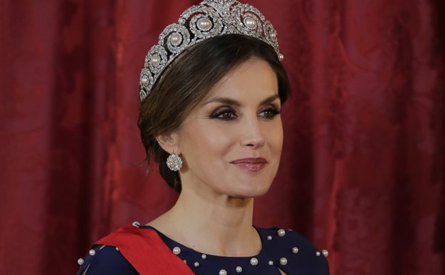 La reina Letizia 'estrena' tiara en la cena con Portugal y vuelve a desatar la polémica