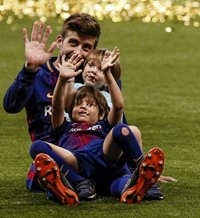 La alegría desbordante de los hijos de los jugadores del Barça
