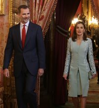La reina Letizia le da plantón al rey en pleno acto oficial