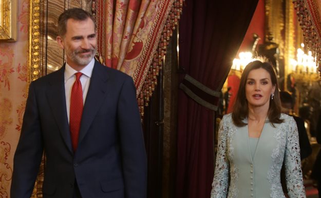 La reina Letizia le da plantón al rey en pleno acto oficial