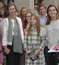 La reina Letizia y la reina Sofía van juntas al teatro con la princesa Leonor y la infanta Sofía