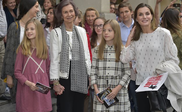 La reina Letizia y la reina Sofía van juntas al teatro con la princesa Leonor y la infanta Sofía