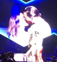 Maluma derrocha pasión con su novia durante un concierto