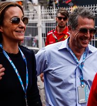 Hugh Grant reaparece recién casado en el GP de Mónaco