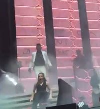 Amaia acaba en el suelo en pleno concierto de ‘OT’ tras caer por unas escaleras