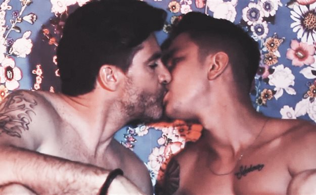 Toño Sanchís se besa con un actor porno gay en un videoclip y Belén Esteban responde