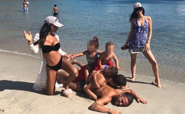 Cesc Fàbregas y Daniella Semaan de luna de miel con sus cinco hijos