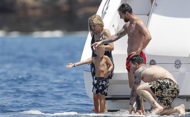Messi se relaja en Ibiza junto a su familia