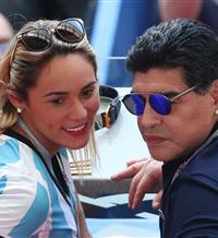 Maradona le pide matrimonio a su novia Rocío Oliva como regalo de cumpleaños
