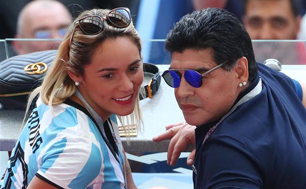 Maradona le pide matrimonio a su novia Rocío Oliva como regalo de cumpleaños