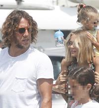 Carles Puyol y Vanesa Lorenzo hacen de Ibiza su cuartel general