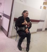 La historia detrás de la imagen de una policía argentina amamantando a un bebé hospitalizado