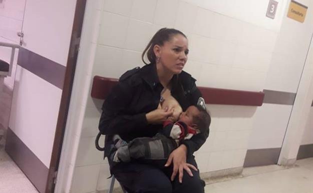 La historia detrás de la imagen de una policía argentina amamantando a un bebé hospitalizado