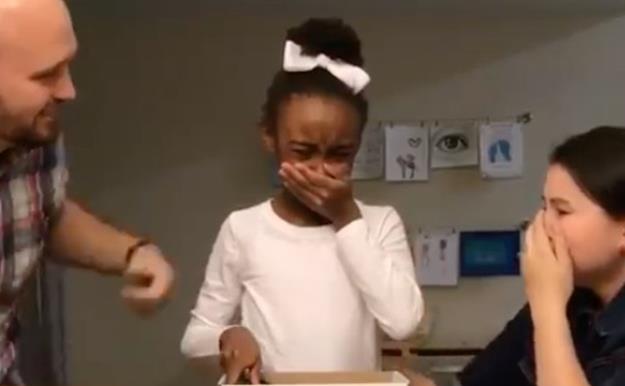 La emotiva reacción de una niña al conocer que va a ser adoptada