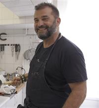 Miguel Temprano nos enseña su casa (a lo 'Torrente') en 'Ven a cenar conmigo: Gourmet Edition'