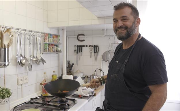 Miguel Temprano nos enseña su casa (a lo 'Torrente') en 'Ven a cenar conmigo: Gourmet Edition'
