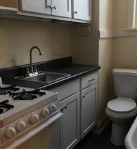 El surrealista piso con bañera y váter en la cocina que ha escandalizado al mundo